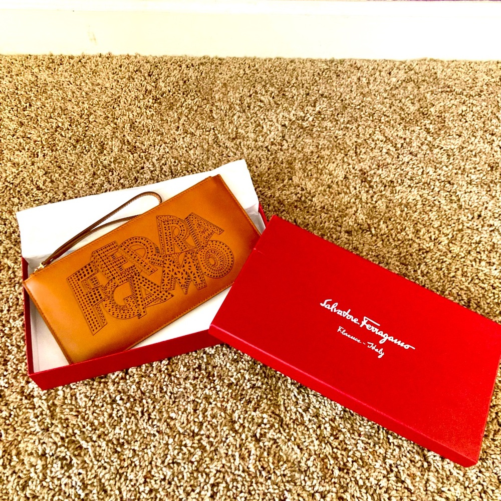 ✨NWT✨ Salvatore Ferragamo Espresso Brown Leather Wristlet